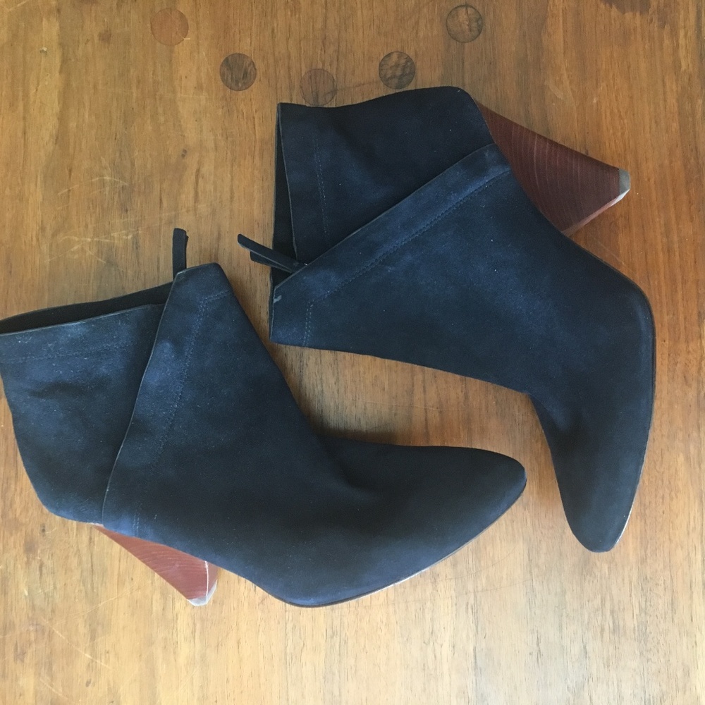 Vince Camuto Black Suede Ankle Zipper Bootie sz 11